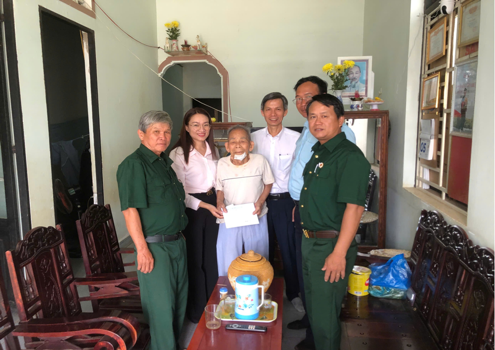 Tặng quà CCB chống pháp Cuôr Đăng